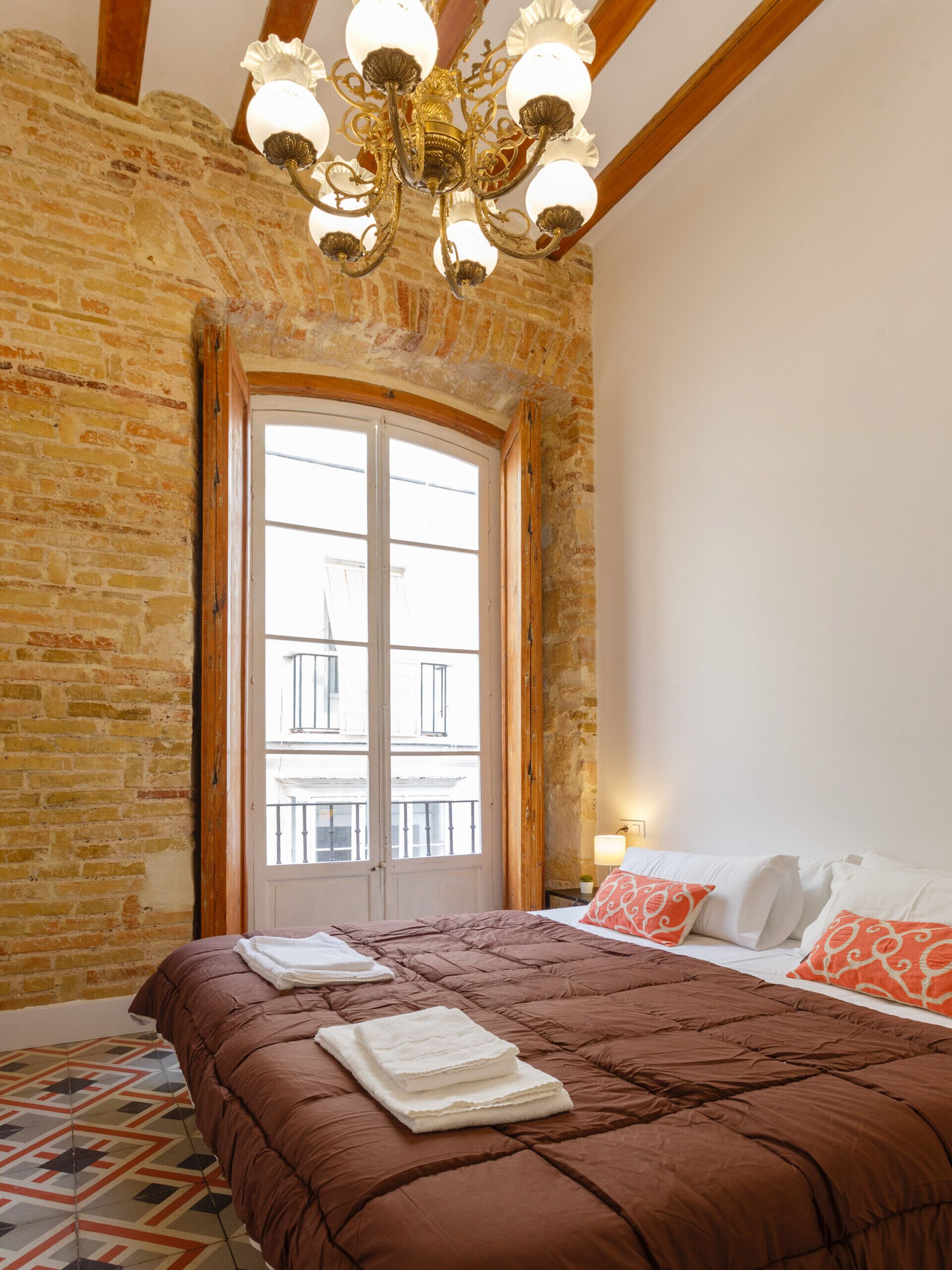 3 slaapkamers, een strijkplank/strijkijzer, gratis wifi, beddengoed