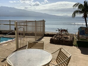 Outdoor spa tub - 50 steps to the Ocean!  Great Maui Location! (Wailuku)