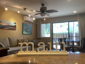 TV - 50 steps to the Ocean!  Great Maui Location! (Wailuku)