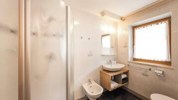 Doccia, asciugacapelli, bidet, asciugamani