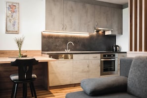 Frigorifero, microonde, forno, piano cottura