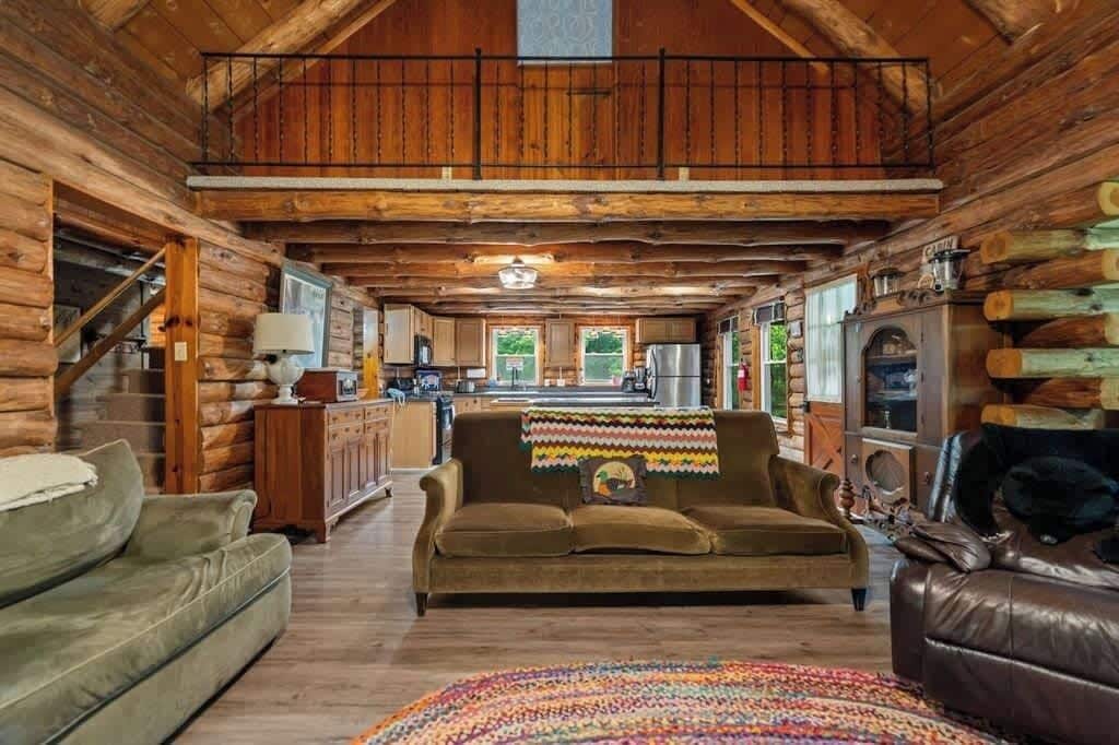 Smart-TV, Kamin, DVD-Player, Bücher