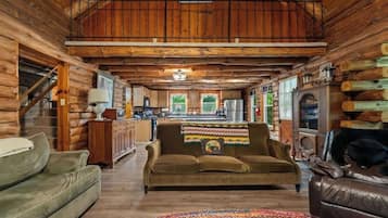 Smart-TV, Kamin, DVD-Player, Bücher