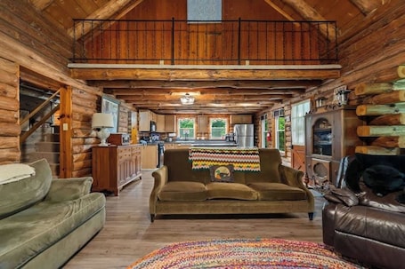 Smart TV, fireplace, DVD player, books. Cozy Log Cabin w Porch, Fire Pit, Games & River