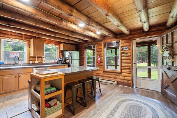 Fridge, microwave, oven, stovetop - Stunning Shenandoah Riverside Retreat (Maurertown)