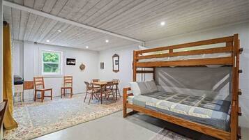 4 bedrooms, desk, travel cot, free WiFi