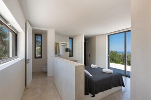 4 habitaciones, tabla de planchar con plancha y acceso a internet