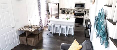 Smart TV, Netflix, Hulu, streaming services