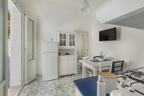 Fridge, cookware/dishes/utensils - 1687 Villa Blu Cobalto - Appartamento 1 (San Pietro in Bevagna)