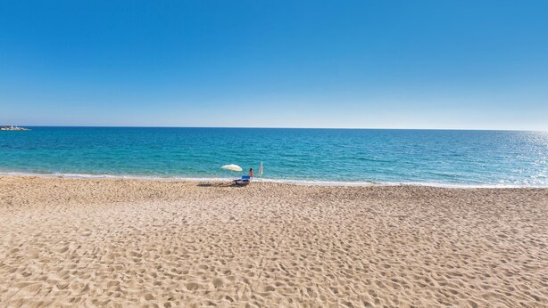 A wide sandy beach with a clear blue sky and calm sea. - 1688 Villa Blu Cobalto - Appartamento 2 (San Pietro in Bevagna)
