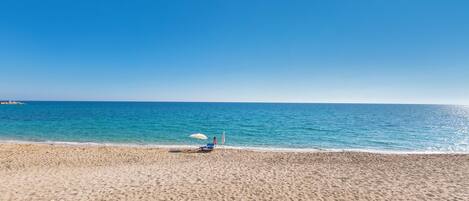 Una spiaggia nelle vicinanze