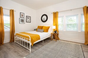 4 bedrooms, WiFi, bed sheets - Hemingway House Near Cedar Point & The Beach (Huron)