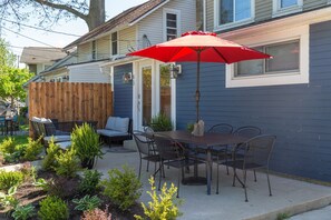 Outdoor dining - Hemingway House Near Cedar Point & The Beach (Huron)