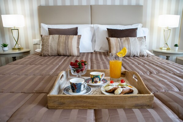 Down duvets, memory-foam beds, minibar, in-room safe - Porta Aragonese Luxury Rooms (Palermo)