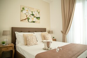 Deluxe Room (Chocolate) | Down duvets, memory-foam beds, minibar, in-room safe - Porta Aragonese Luxury Rooms (Palermo)