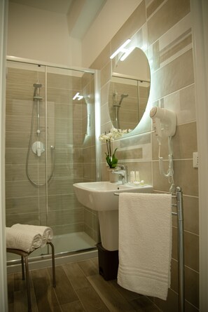 Habitación Deluxe (Beige) | Baño | Regadera, regadera tipo lluvia, amenidades de baño gratuitas 