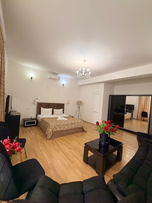 Ropa de cama de alta calidad, minibar y decoración personalizada 