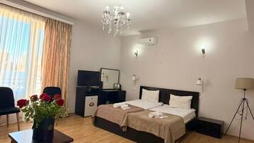 Hochwertige Bettwaren, Minibar, individuell dekoriert