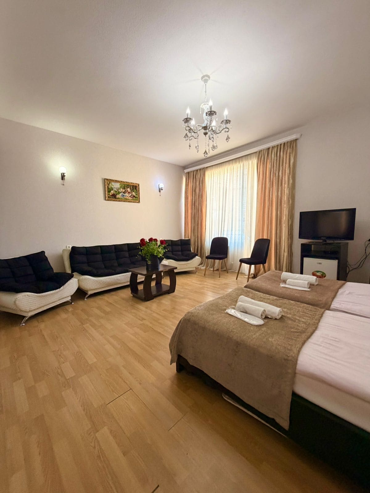 Ylelliset vuodevaatteet, minibaari, yksilöllisesti sisustettu