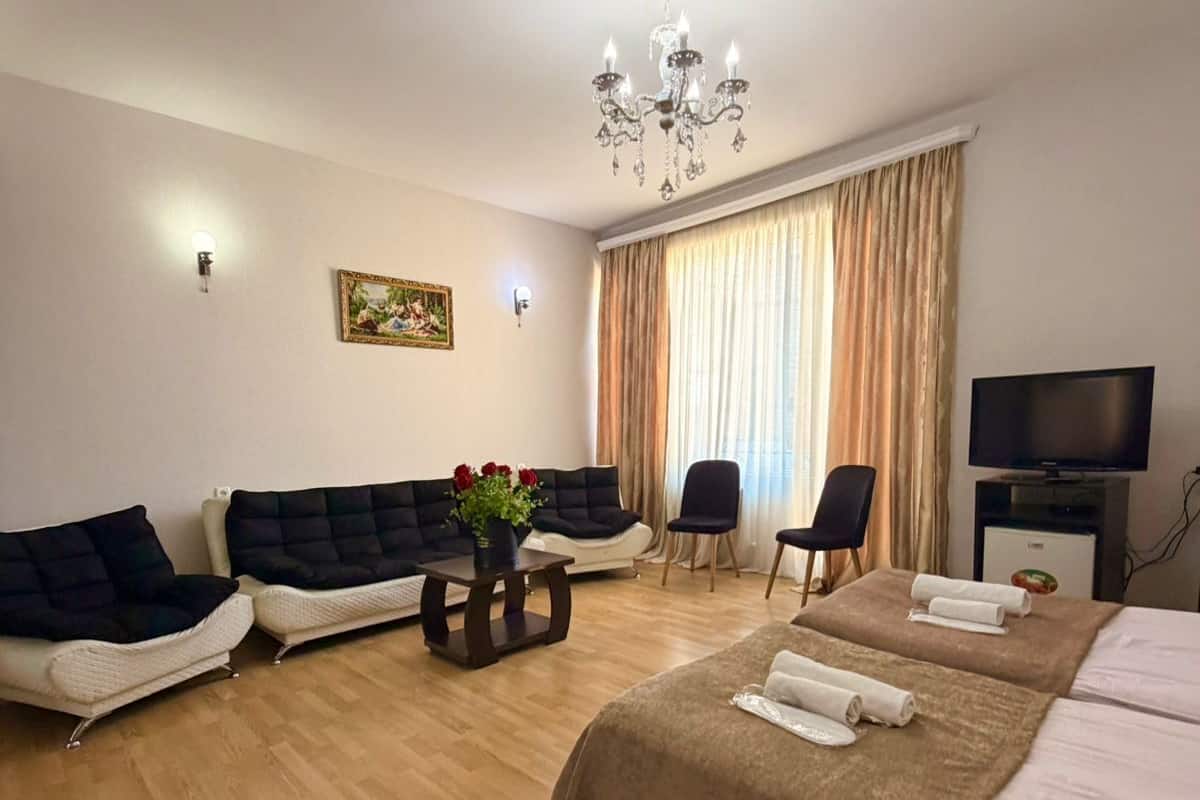 Ylelliset vuodevaatteet, minibaari, yksilöllisesti sisustettu