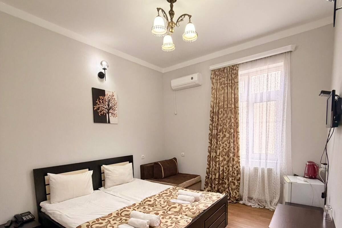 Habitación estándar con 1 cama doble o 2 individuales | Servicio de comidas en la habitación