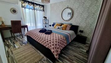 3 chambres, bureau, fer et planche Ă repasser, lit parapluie