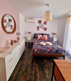 3 chambres, bureau, fer et planche à repasser, lit parapluie