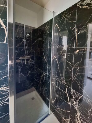 Douche, sèche-cheveux, serviettes fournies, savon