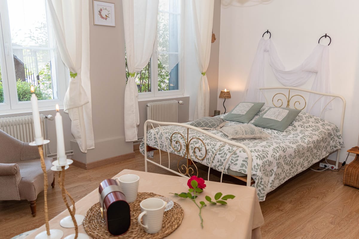 Camera doppia, 1 letto queen, vista città, al piano terra | 2 camere, con stile personalizzato, una scrivania, tende oscuranti