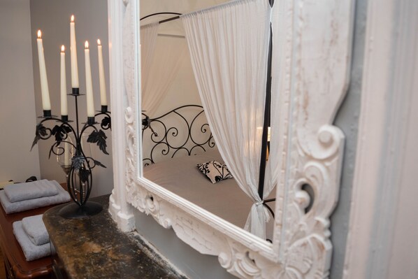 Suite Romantique (Baroque) | Décoration personnalisée, bureau, rideaux occultants, Wi-Fi gratuit