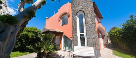 Vista frontal de la propiedad