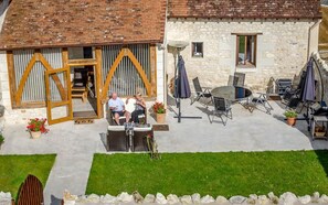 Outdoor dining - Angel's Arch - Charming House in Stunning Surroundings, Les Arches de Muschamp (Cussay, Centre-Val De Loire)