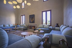 Villa, plusieurs chambres | Aire de séjour | Téléviseur à écran plat, chaîne audio