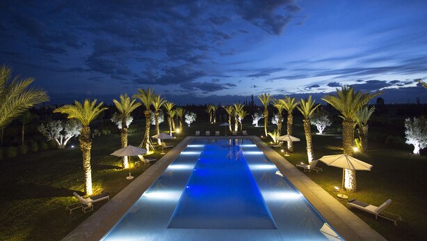 Indoor pool, outdoor pool, pool umbrellas, sun loungers - Villa Adnaa (Marrakech)