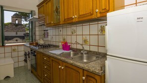 Kylskåp, mikrovågsugn, ugn och spishäll