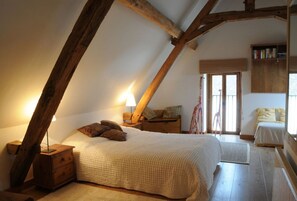 4 chambres, coffres-forts dans les chambres, fer et planche à repasser