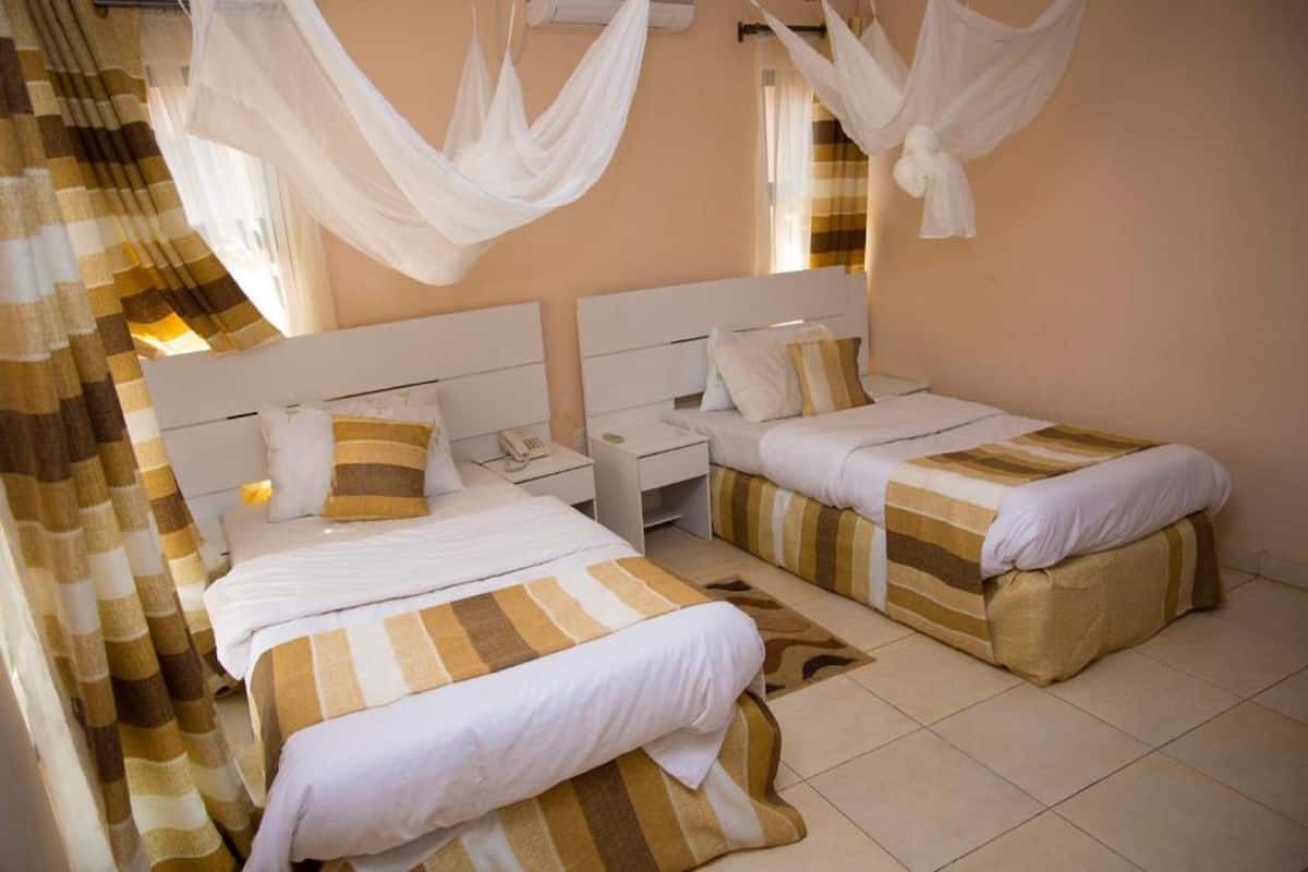 Deluxe Double or Twin Room | Meja, ruang kerja komputer riba, seterika/papan seterika, Wi-fi percuma
