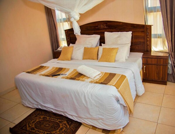 Deluxe kamer, 1 twee- of 2 eenpersoonsbedden | Een bureau, een laptopwerkplek, een strijkplank/strijkijzer, gratis wifi