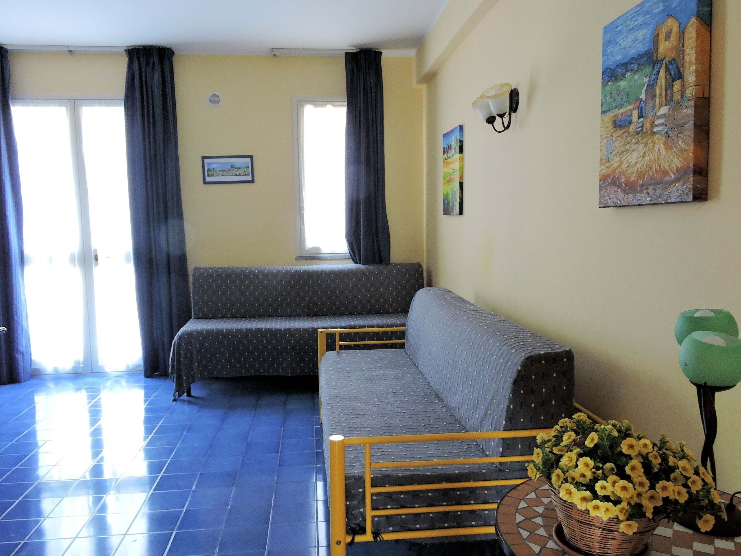 Een televisie en een open haard