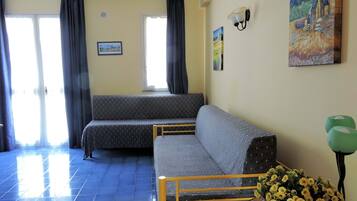 Een televisie en een open haard