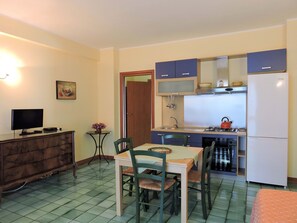 Fridge, oven, cookware/dishes/utensils, dining tables
