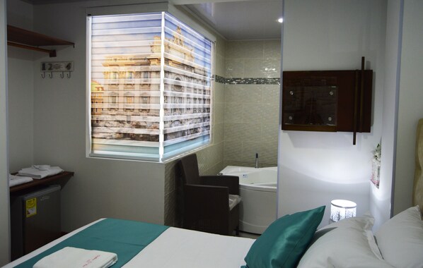 Habitación romántica doble | Caja fuerte, decoración individual, mobiliario individual y escritorio