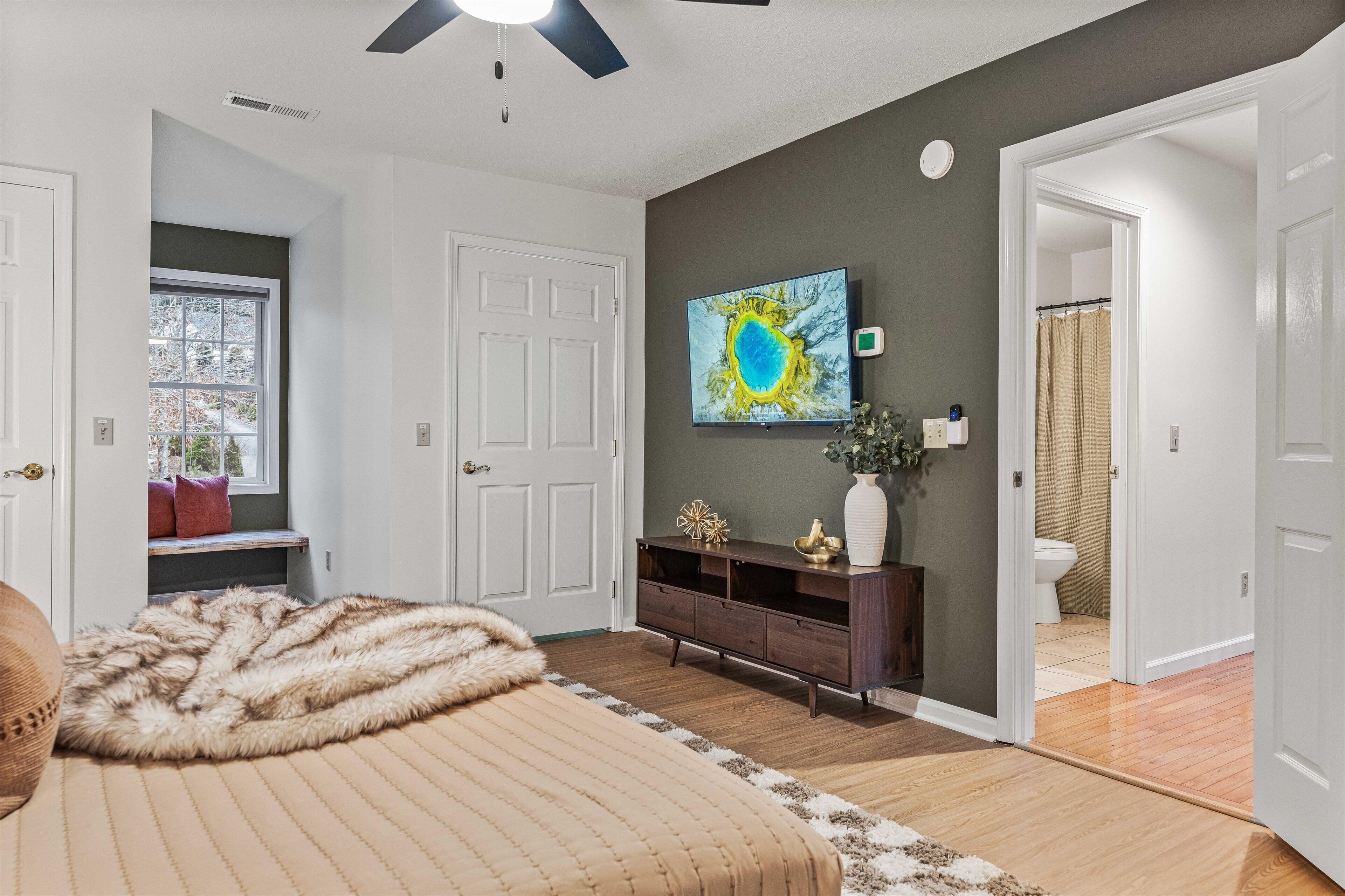 8 slaapkamers, een strijkplank/strijkijzer, reisbedje, gratis wifi