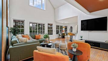 TV connectée, cheminée, jeux vidéo, baby-foot