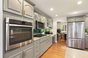 Køleskab, mikrobølgeovn, ovn, kogeplade