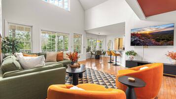 Älytelevisio, takka, videopelejä, pöytäjalkapallopöytä