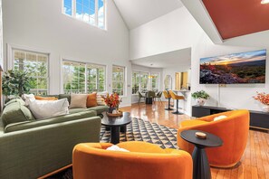 Älytelevisio, takka, videopelejä, pöytäjalkapallopöytä