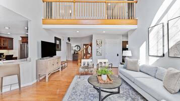 Een televisie, een open haard, videogames en tafelvoetbal