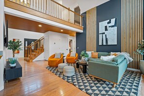 Smart-TV, Kamin, Videospiele, Tischfußball