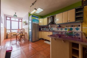 Kühlschrank, Mikrowelle, Wasserkocher mit Kaffee-/Teezubehör